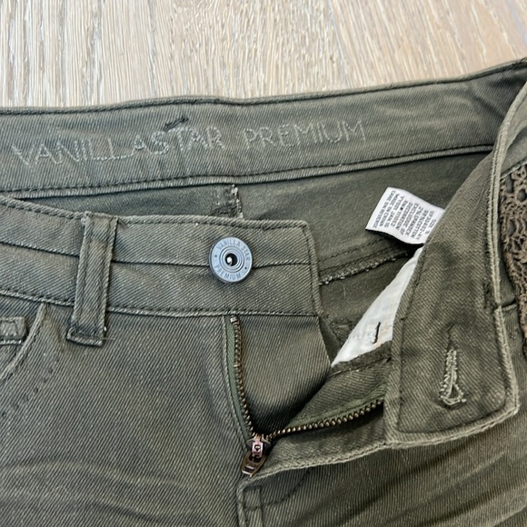 LIKE NEW! Army green Boho denim / jean cutoff shorts. Size 3 / Small. - Picture 7 of 12